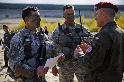 La visita a Varsovia el próximo día 4 de junio del presidente de Estados Unidos, Barack Obama, será una señal clara del apoyo de Washington a sus aliados polacos. En la imagen, el general polaco, Adam Josk (d), junto a miembros de la Brigada Aerotransportada de los Estados Unidos.