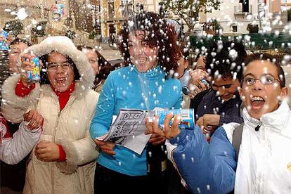 Ni?os de Baza (Granada) celebran el gordo. El nmero 54.600 ha dejado un total de 800.000 euros en la localidad, despus de que la regente del Casino del municipio, Hilaria Prez Olmedo, so?ara que ste acabara en &#39;00&#39;. y decidiera comprarlo.