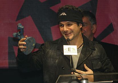 Alejandro Sanz recoge anoche su galardón en la entrega de los Premios Amigo, en La Casa Encendida, de Madrid.
