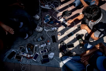 Migrantes centroamericanos, haitianos y cubanos comparten conexiones en un albergue de Ciudad de México. 