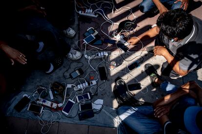 Migrantes centroamericanos, haitianos y cubanos comparten conexiones en un albergue de Ciudad de México. 