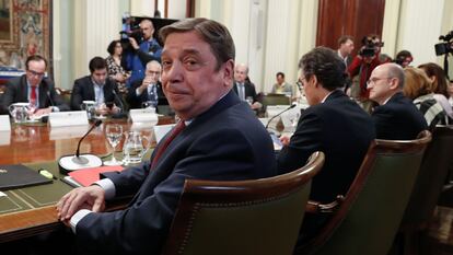 Luis Planas, durante una reunión con representantes de la cadena alimentaria, el pasado 20 de febrero en Madrid.