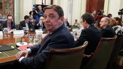 Luis Planas, durante una reunión con representantes de la cadena alimentaria, el pasado 20 de febrero en Madrid.
