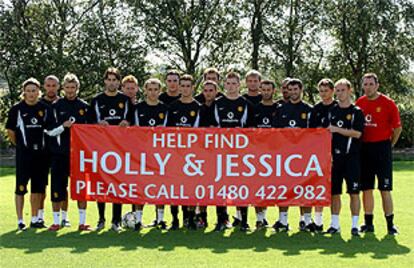 La plantilla del Manchester United sostiene una pancarta en la que piden "Ayuda para encontrar a Holly y Jessica".