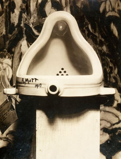 'La fuente' de Marcel Duchamp, fotografiada por Alfred Stieglitz. En la ejecución de la obra pudo haber participado la artista Elsa von Freytag-Loringhoven.