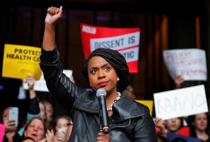 Oriunda de Chicago, puede convertirse en la primera afroamericana que representa a Massachusetts en el Congreso. La candidata del ala progresista del Partido Demócrata dio la sorpresa en las primarias cuando desbancó a Michael Capuano, un político con 20 años de experiencia en el Congreso. La victoria de Pressley, de 44 años, en el único distrito con mayoría no blanca del Estado es segura ya que los republicanos no presentan a nadie. Concejala de Boston desde 2009, creció “en un barrio difícil” de Chicago, donde su madre la crió prácticamente sola mientras su padre entraba y salía de la cárcel. Fue víctima de acoso sexual cuando era niña y nuevamente a los 19 años, y siempre ha defendido los derechos de las mujeres.