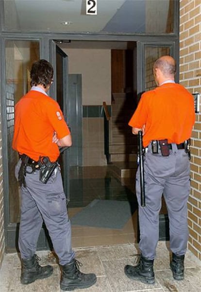 Dos agentes de la Policía Foral, en Pamplona.