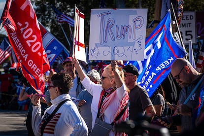 Partidarios de Donald Trump esperan su llegada a West Palm Beach, Florida, este miércoles.