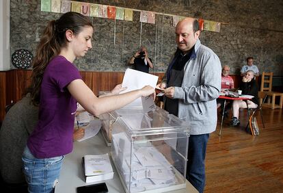 El presidente del PNV, Andoni Ortuzar, ha votado en un colegio electoral de Sanfuentes (Bizkaia).