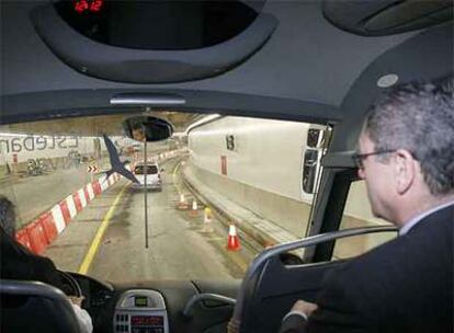 El alcalde, Alberto Ruiz-Gallardón, durante la inauguración de un túnel de la M-30.