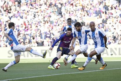 Messi, rodeado de rivales durante el derbi.