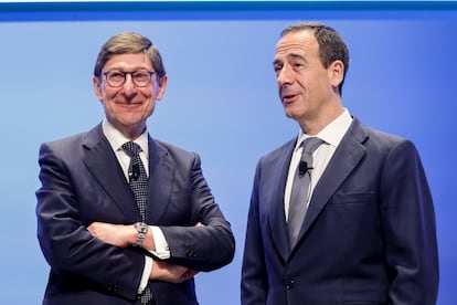 José Ignacio Goirigolzarri, presidente de CaixaBank, junto a Gonzalo Gortázar, consejero delegado, este viernes durante la junta general de accionistas, en Valencia.