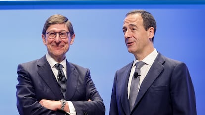 José Ignacio Goirigolzarri, presidente de CaixaBank, junto a Gonzalo Gortázar, consejero delegado, este viernes durante la junta general de accionistas, en Valencia.