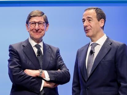 José Ignacio Goirigolzarri, presidente de CaixaBank, junto a Gonzalo Gortázar, consejero delegado, este viernes durante la junta general de accionistas, en Valencia.