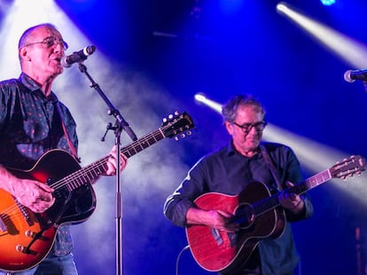 Quimi Portet (izquierda) y Ruper Ordorika, durante su actuación en el festival Altaveu. 