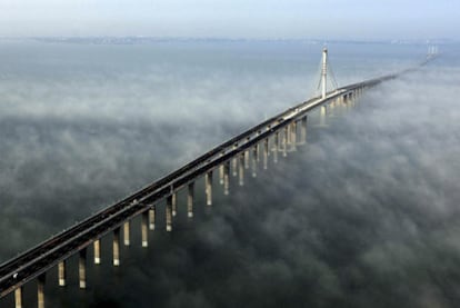 El puente de 42 kilómetros que une Qingdao con Huangdao, al este de China, inaugurado ayer.