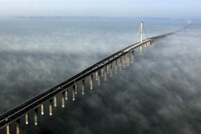 El puente de 42 kilómetros que une Qingdao con Huangdao, al este de China, inaugurado ayer.