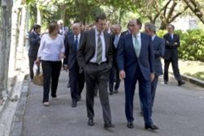 El presidente del Gobierno, Mariano Rajoy ,iz, conversa con  el presidente y consejero delegado de Iberdrola,Jos&eacute; Ignacio Gal&aacute;n.d.,  en los jardines del  Complejo de La Moncloa.