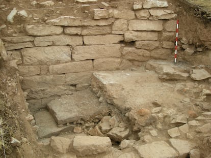 Escalera de acceso al interior de una de las dos torres excavadas en Los Rodiles.