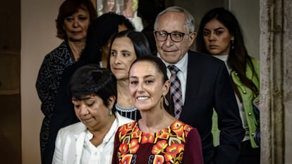 Claudia Sheinbaum es seguida por algunos de los próximos miembros de su gabinete en el Museo Interactivo de Economía, en Ciudad de México, este 27 de junio.