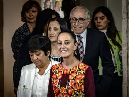 Claudia Sheinbaum es seguida por algunos de los próximos miembros de su gabinete en el Museo Interactivo de Economía, en Ciudad de México, este 27 de junio.