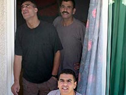 Tres de los palestinos deportados a Chipre, en su hotel de Larnaca, ayer.