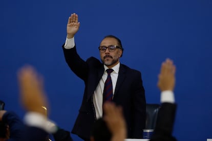 El presidente de la Asamblea Legislativa, Ernesto Castro, levanta la mano durante la votación de la reforma.