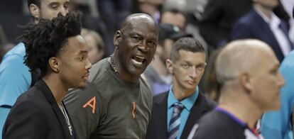 Michael Jordan protesta a los árbtiros en el Charlotte-Detroit.