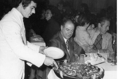 El hombre que refundó El Imparcial en los sesenta, Joaquín Barreiro, en el centro, degustando una paella en su local.