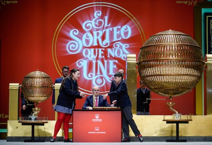 Los niños del colegio de San Ildefonso son los encargados de cantar durante casi cuatro horas los números que salen de los bombos.
