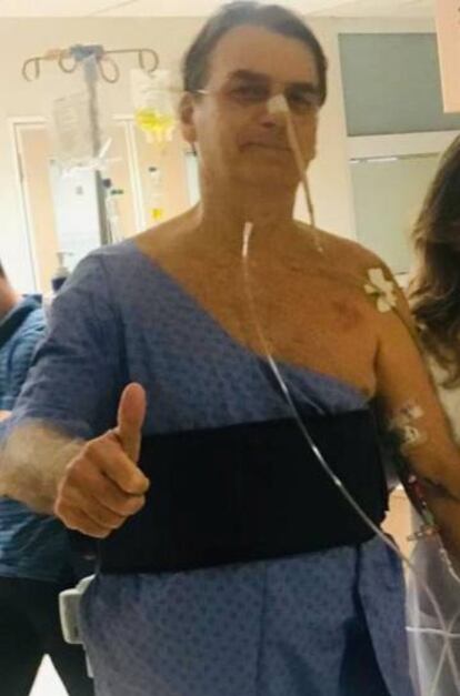 El presidente Jair Bolsonaro, este jueves en el hospital Albert Einstein.