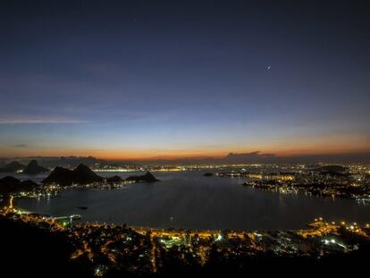 Vista noturna do Rio de Janeiro. 