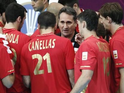 Valero Rivera da instrucciones a los jugadores, durante el partido ante Corea.