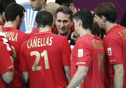 Valero Rivera da instrucciones a los jugadores, durante el partido ante Corea.