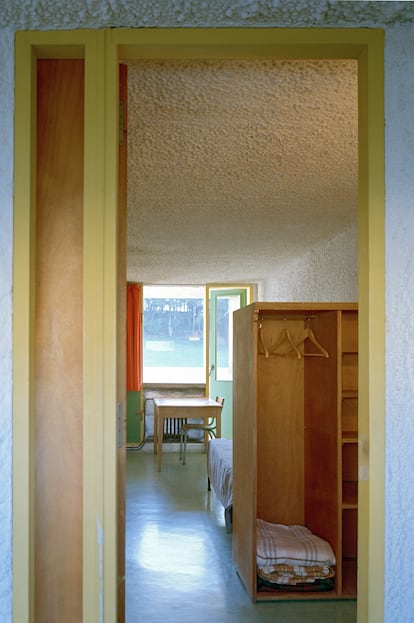 Interior de una de las celdas de los dominicos donde se puede dormir en el convento de La Tourette.  