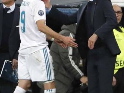 Karim Benzema saluda a Zidane tras el cambio por Bale en el partido de vuelta de semifinales de la Champions frente al Bayern.