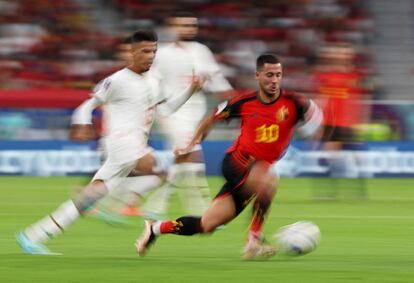 Eden Hazard, tratando de dejar atrás a un jugador de Marruecos durante el partido de esta tarde. 