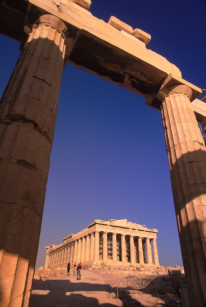 El Partenón visto desde los Propíleos, puerta en la Acrópolis de Atenas.