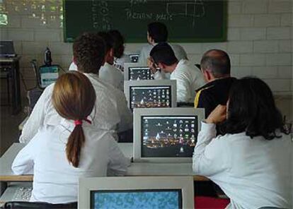 Alumnos en un aula del Instituto de Educación Secundaria de Calamonte, Badajoz.