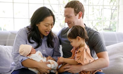 Priscilla y Marck Zuckerberg con su nueva hija, August, y Max.