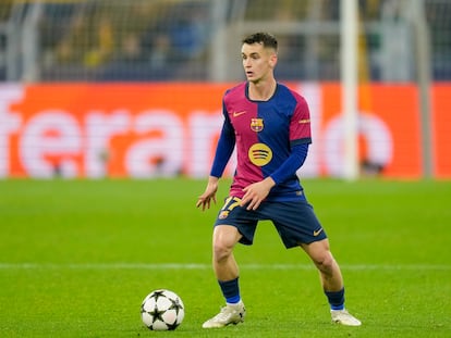 Marc Casadó controla el balón en el partido ante el Borussia Dortmund este miércoles.