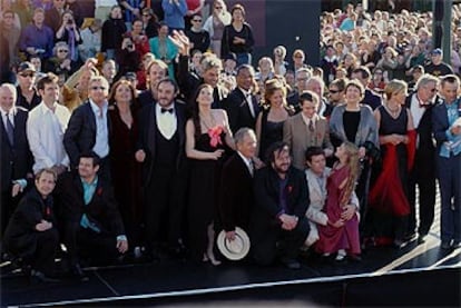 El reparto al completo posa junto al director, Peter Jackson, a las puertas del Embassy Theatre de Wellington.