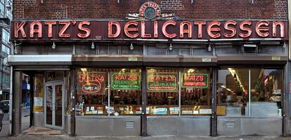 El restaurante de pastrami Katz’s Delicatessen, famoso por la escena del orgasmo fingido de Meg Ryan en Cuando Harry encontró a Sally, también llamó la atención de James y Karla Murray.