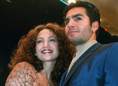 La ex pareja de la actriz, junto a ella en un estreno en Los Ángeles de 1997, ha intentado difundir un vídeo privado de su matrimonio