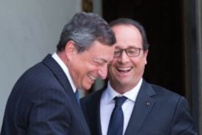 El presidente del BCE, Mario Draghi, junto al Jefe de Estado de Francia, Fran&ccedil;ois Hollande, en su reuni&oacute;n de hoy en el Palacio del El&iacute;seo