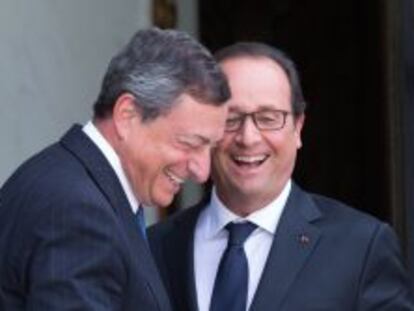 El presidente del BCE, Mario Draghi, junto al Jefe de Estado de Francia, Fran&ccedil;ois Hollande, en su reuni&oacute;n de hoy en el Palacio del El&iacute;seo