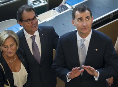 La presidenta del Parlament catalán, Nuria de Gisper; el presidente de la Generalitat de Catalunya, Artur Mas y el rey Felipe VI, en la imagen desde la izquierda, durante el acto de entrega de los premios anuales que otorga la Fundación Princesa de Girona el 26 de junio de 2014.