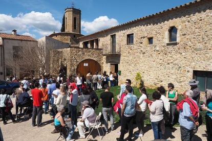 Cola de aspirantes a figurante de la segunda parte de 'Ocho apellidos vascos', ayer en Monells (Baix Empordà).
