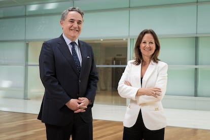 El presidente ejecutivo de Axis Corporate, Casimiro Gracia, y la presidenta de Accenture en España y Portugal, Mercedes Oblanca.