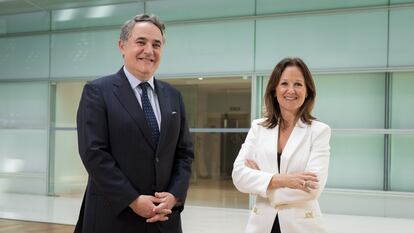 El presidente ejecutivo de Axis Corporate, Casimiro Gracia, y la presidenta de Accenture en España y Portugal, Mercedes Oblanca.